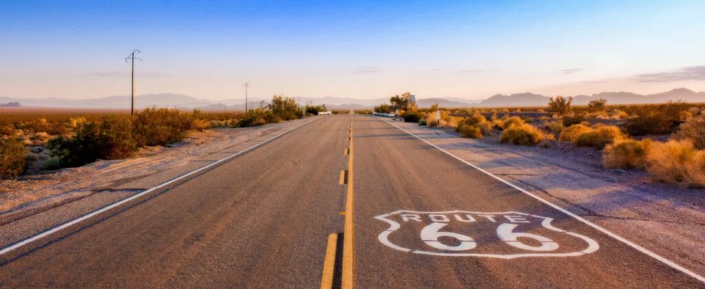 prise panoramique de la route 66 au coucher de soleil, Amérique de l'ouest