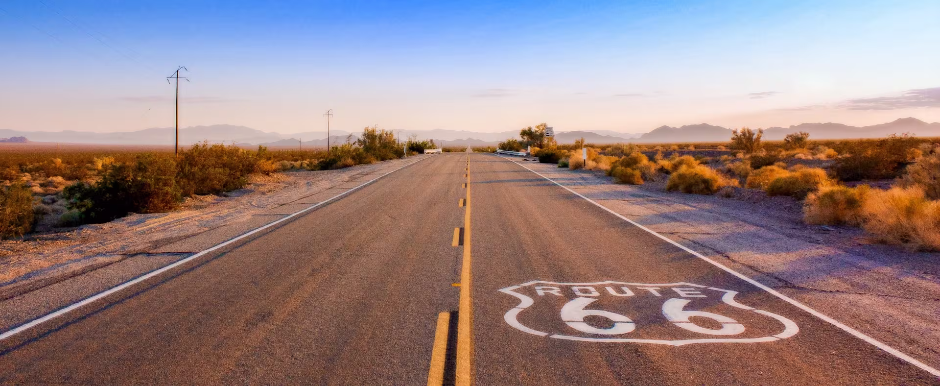 prise panoramique de la route 66 au coucher de soleil, Amérique de l'ouest