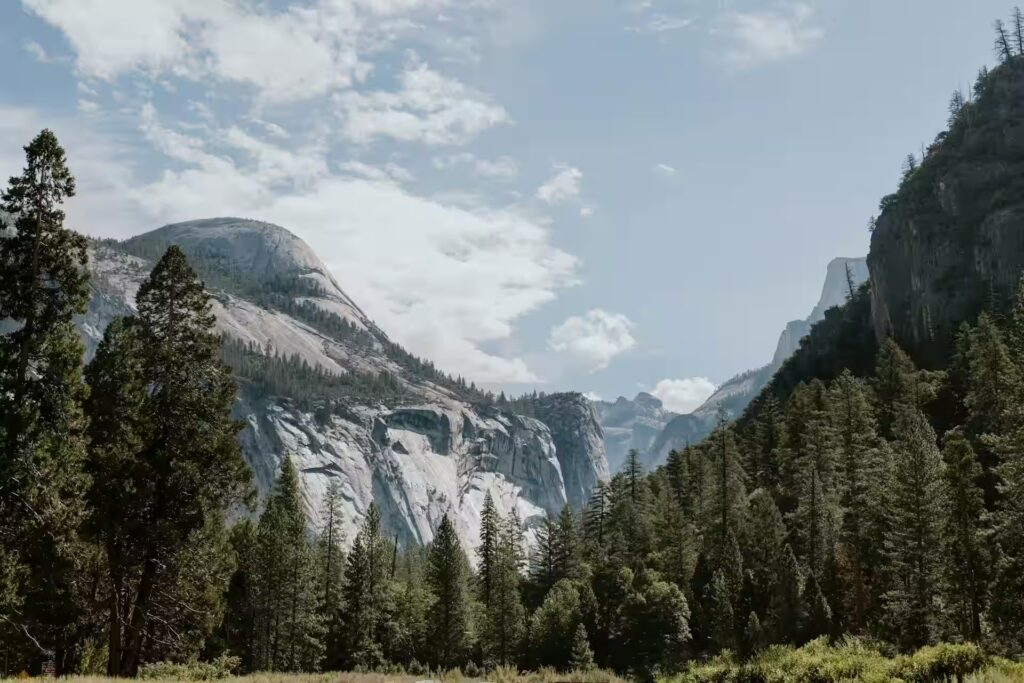 Parc de Yosemite avec le Glacier Point en fond, Amérique de l'Ouest