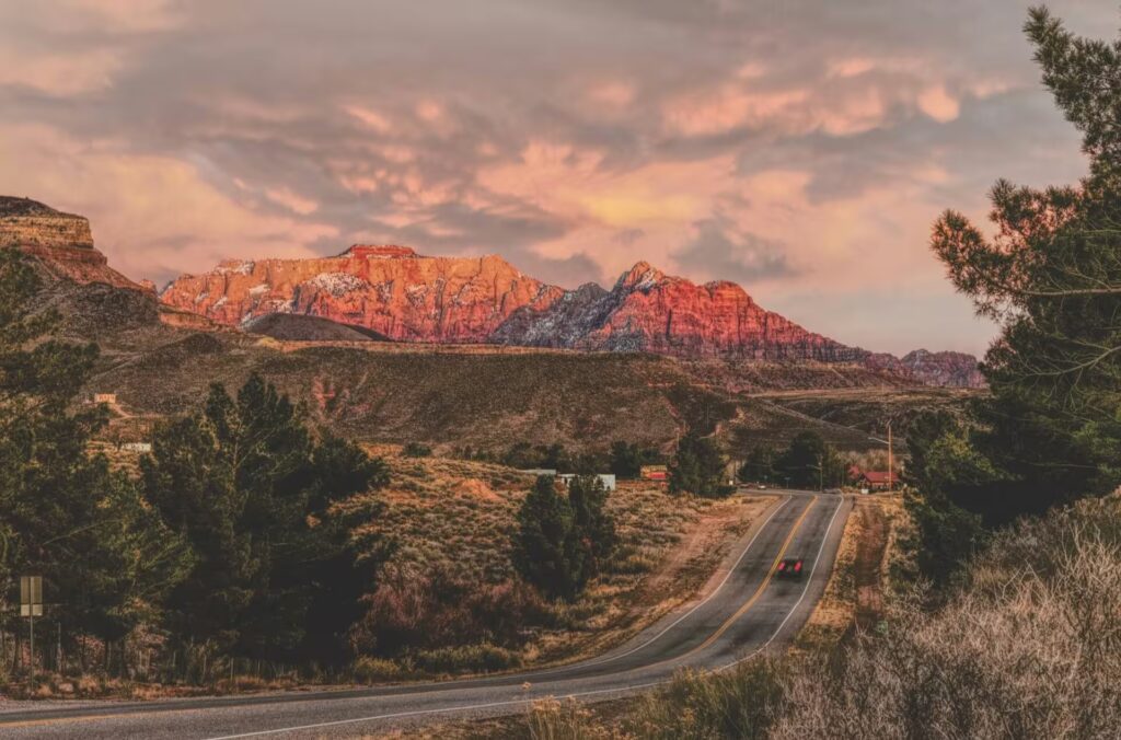 Panorama d'une route devant les montagnes du Parc National Zion