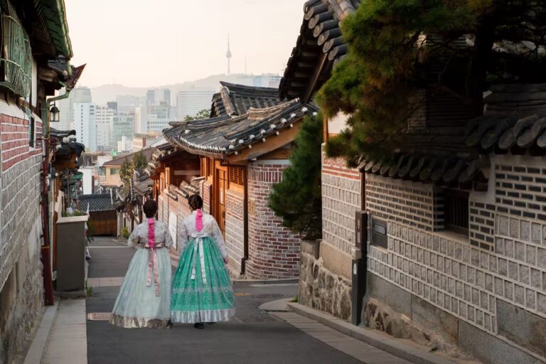 deux femmes portant hanbok marchant dans le style traditionnel des maisons de Village Hanok de Bukchon à Séoul, en Corée du Sud