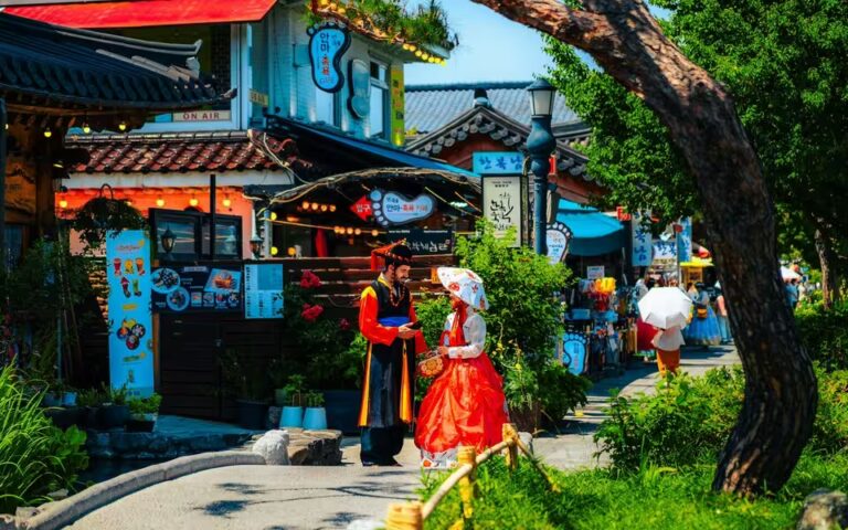 2 personnes en tenue traditionnelles coréenne dans un quartier coloré de Séoul, Corée du Sud