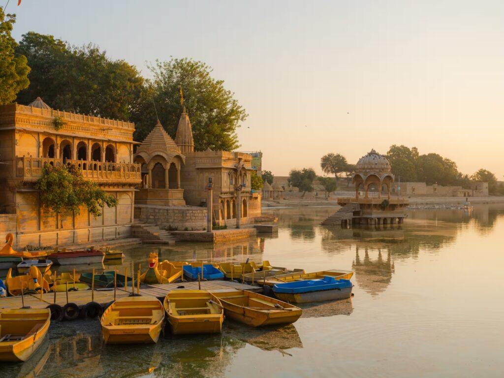 Vue paisible sur le lac Gadisar à Jaisalmer au lever du soleil, Inde du Nord