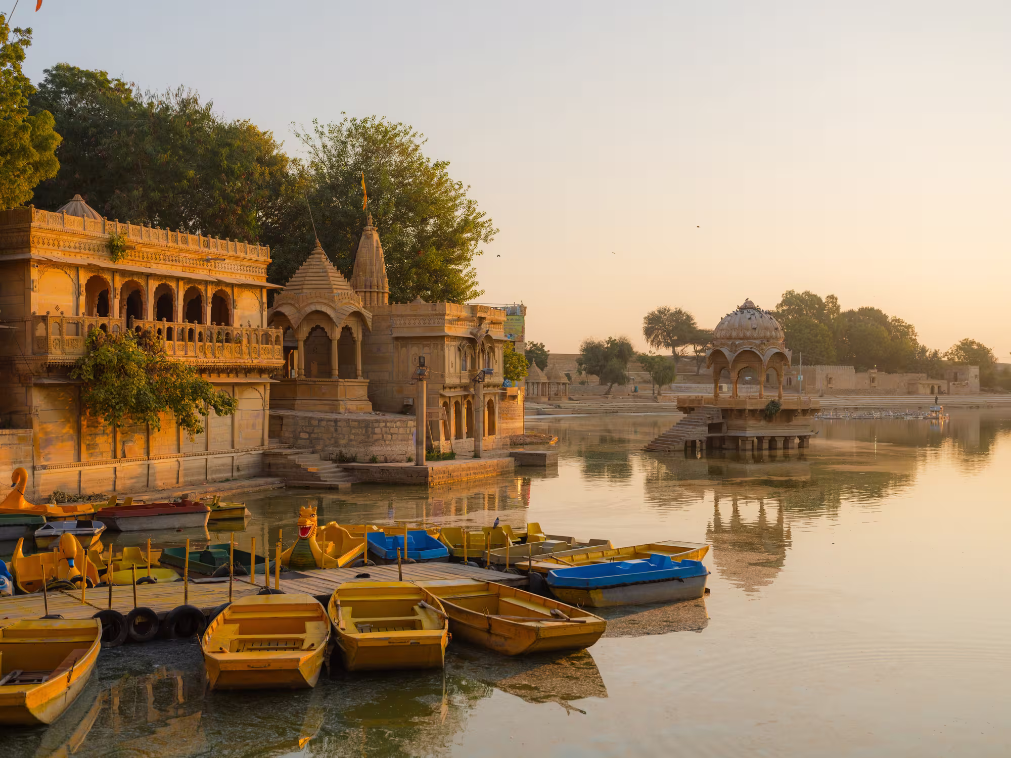 Vue paisible sur le lac Gadisar à Jaisalmer au lever du soleil, Inde du Nord