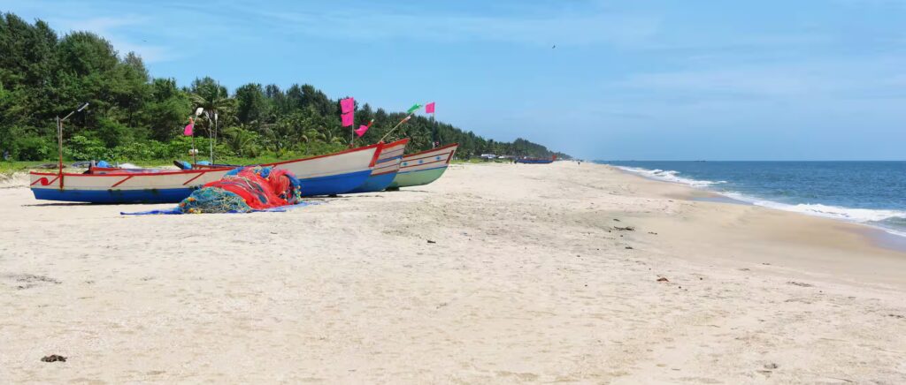 Barque au bord de la plage de sable blanc à Mararikulam, Kerala, Inde du Sud