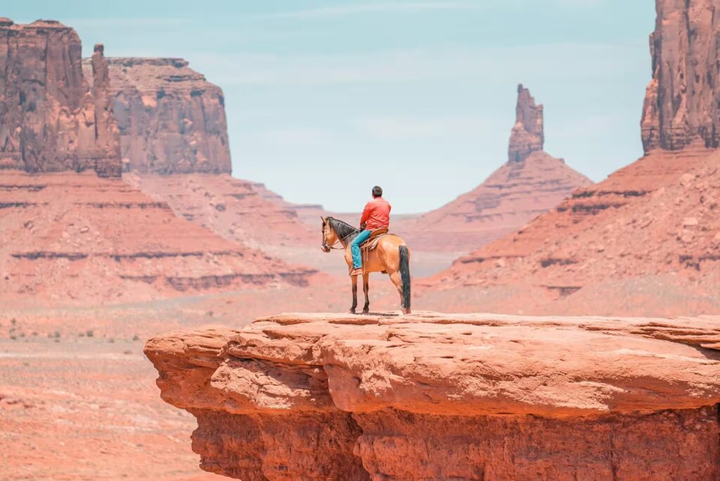 Cavalier face aux majestueuses formations rocheuses de monument valley, Amérique de l'ouest