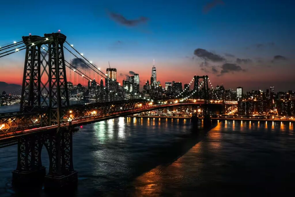 Pont de Williamsburg la nuit devant les bâtiments éclairés, New York