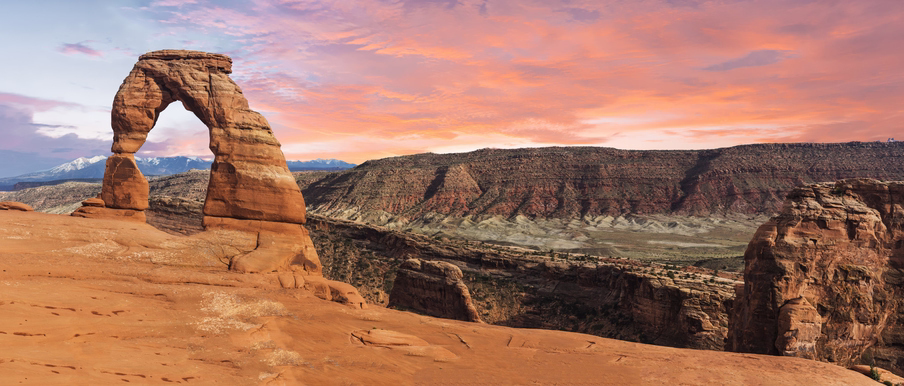 Formations rocheuses rouges et arches naturelles sous un coucher de soleil. Parc national des Arches dans l’Utah, Ouest des États-Unis