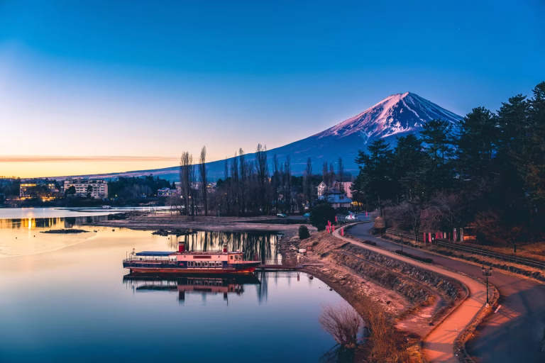 Mont Fuji vu de l’autre côté du lac Kawaguchi et de la ville voisine de Kawaguchiko, Japon