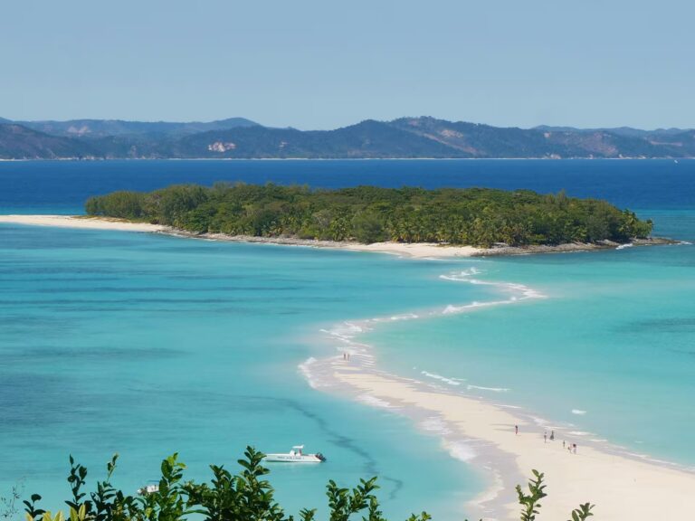 Plage de Nosy Be avec sable blanc sous forme de chemin qui relie à une petite forêt, Madagascar