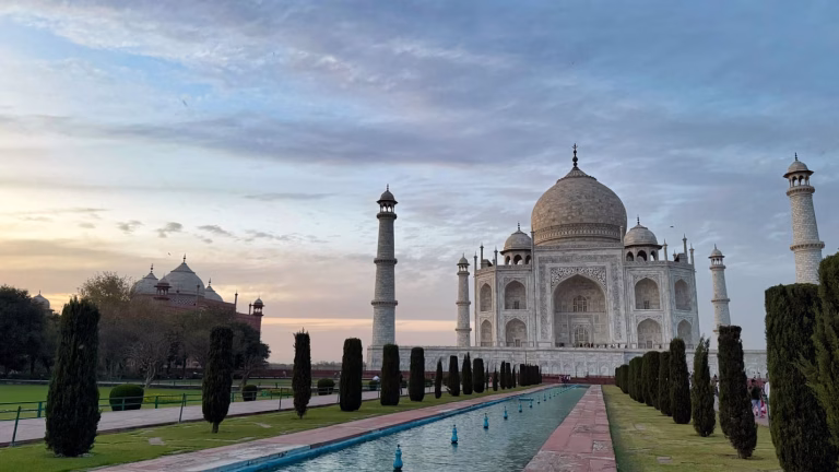 Mausolee blanc du Taj Mahal et ses jardins, au coucher du soleil - Agra, Inde