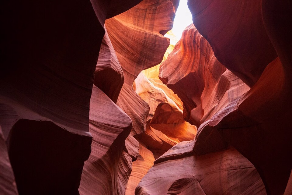 vue de l'intérieur de Lower Antelope Canyon qui laisse passer des lueurs de lumières