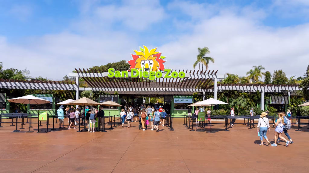 Entrée du Zoo de San Diego en journée accueillant des visiteurs