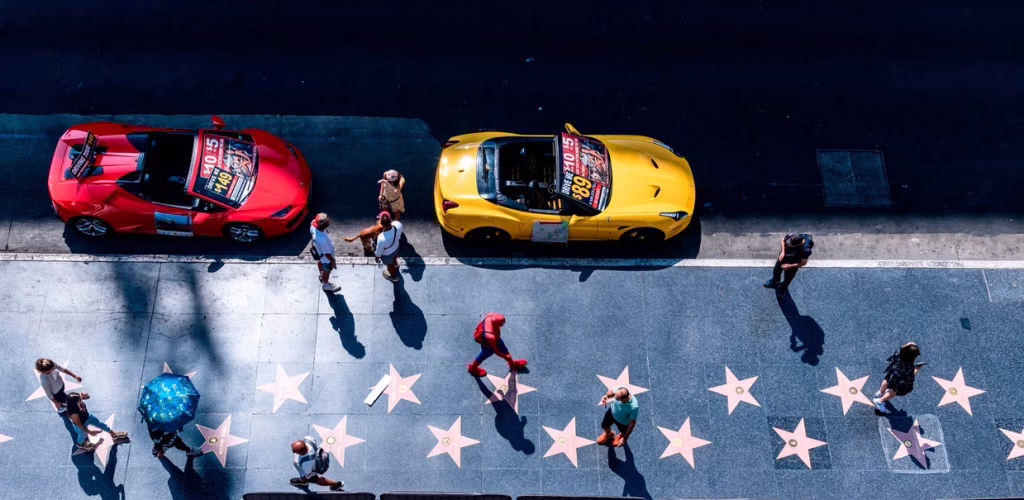 Des passants se promènent le long du Hollywood Walk of Fame, Amérique de l'ouest