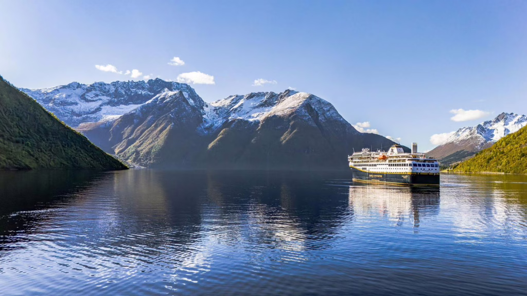 Havila Capella dans le Hjorundfjord