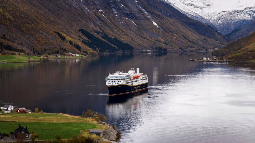 Havila Polaris dans le Hjorundfjord