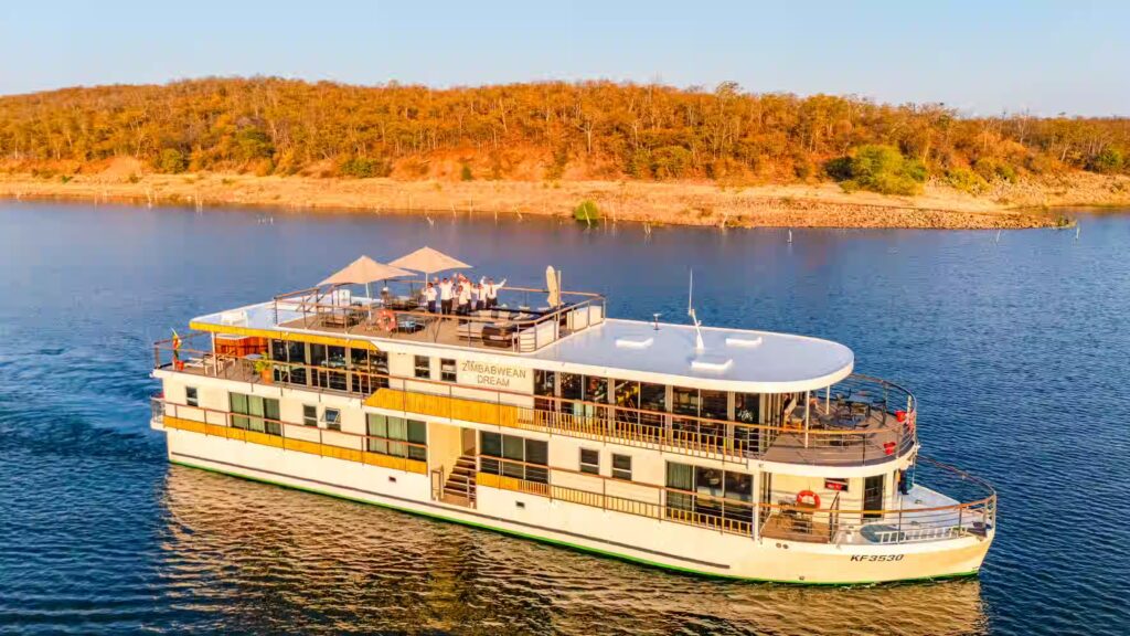 Bateau zimbabwean dream naviguant sur le lac kariba, Zimbabwe, Afrique