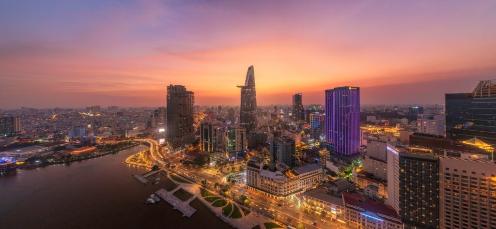 Vue aérienne de District 1 au bord de la rivière Saïgon au coucher du soleil, à Ho Chi Minh-Ville, sud du Vietnam