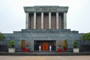 Façade du Mausolée Hô Chi Minh garder pas deux garde vêtus de blanc de part et d'autre de la porte, Hô Chi Minh Vietnam