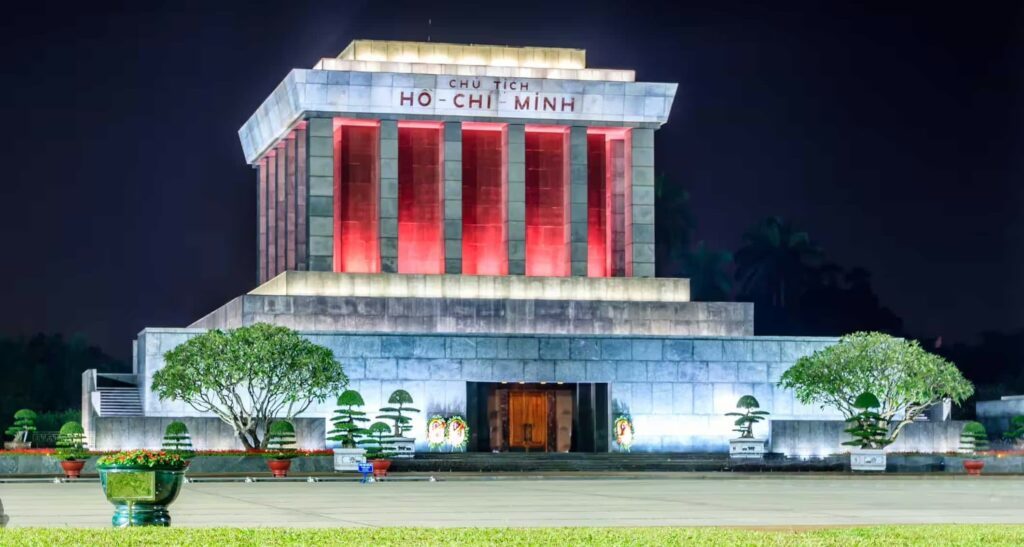 Façade du Mausolée Hô Chi Minh illuminé dans la nuit, Hô Chi Minh Vietnam