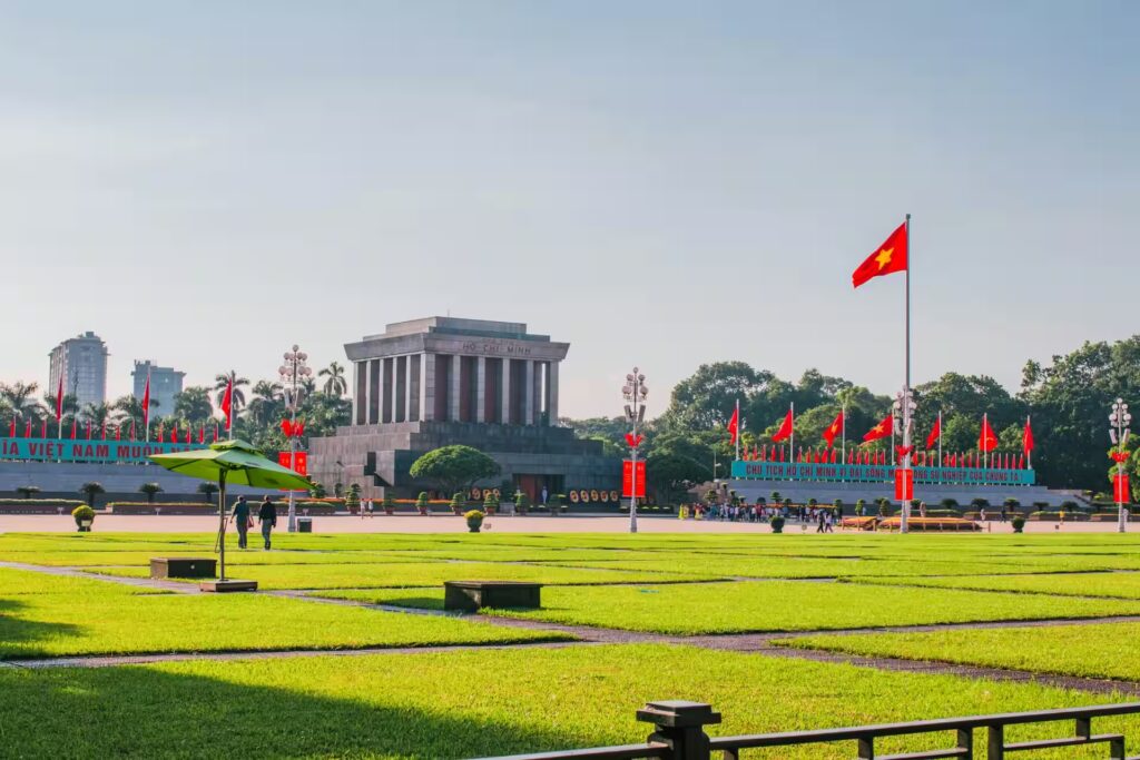 Façade du Mausolée Hô Chi Minh entouré de drapeaux du Vietnam, Hô Chi Minh Vietnam