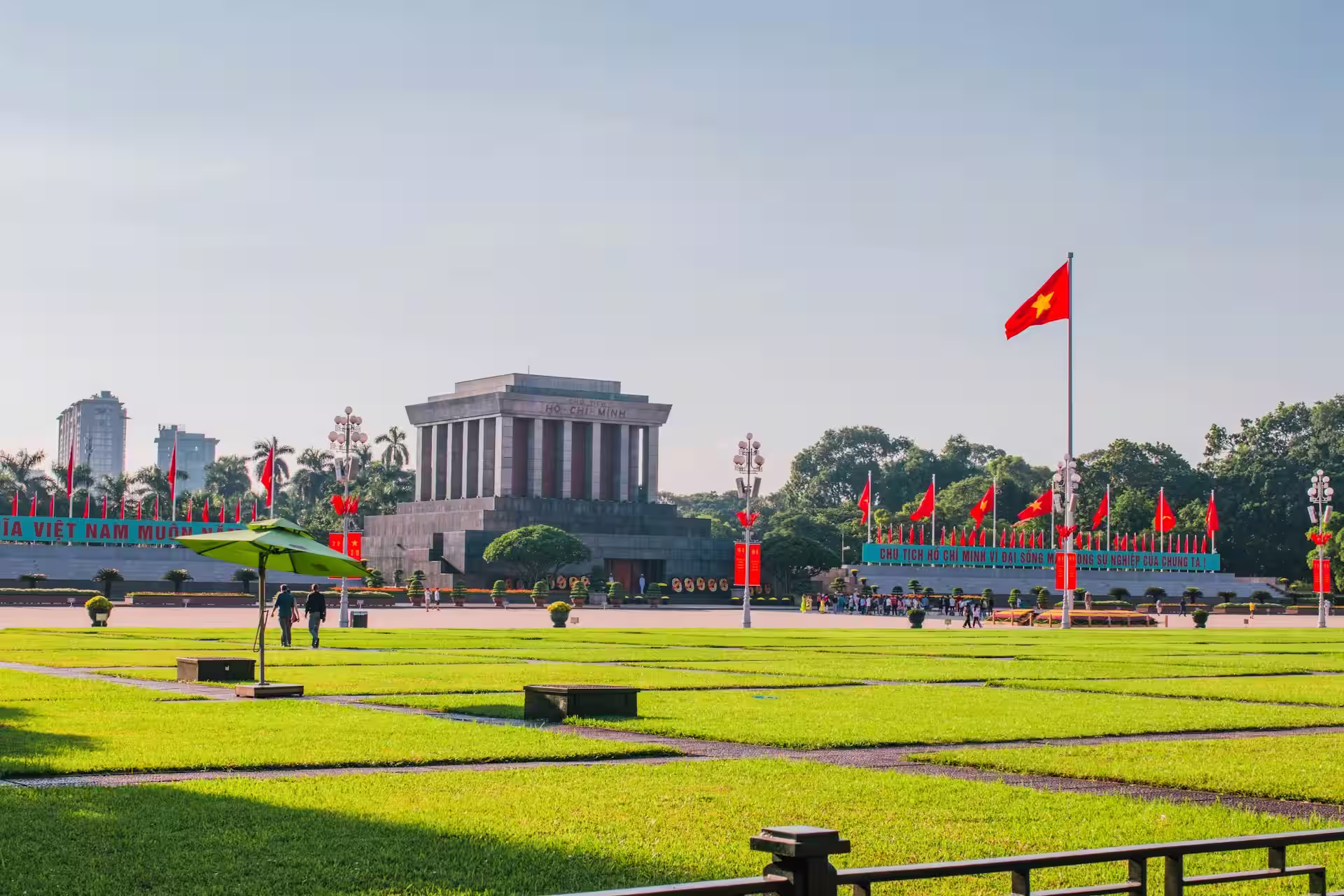 Façade du Mausolée Hô Chi Minh entouré de drapeaux du Vietnam, Hô Chi Minh Vietnam