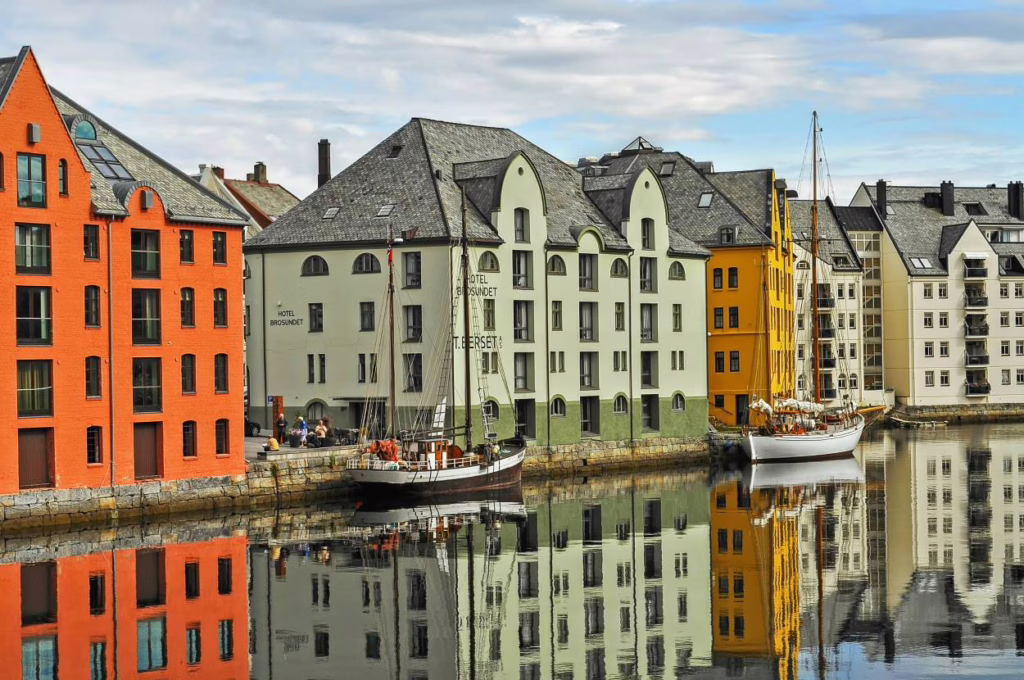 Alesund maisons colorées au bord de l'eau