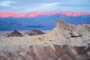 Vue au coucher de soleil depuis le Zabriskie Point dans le parc Death Valley, Amérique de l'Ouest