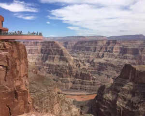 personnes debout au bord du Skywalk passerelle en verre suspendue au dessus des montagnes du Grand Canyon, Amérique de l'Ouest