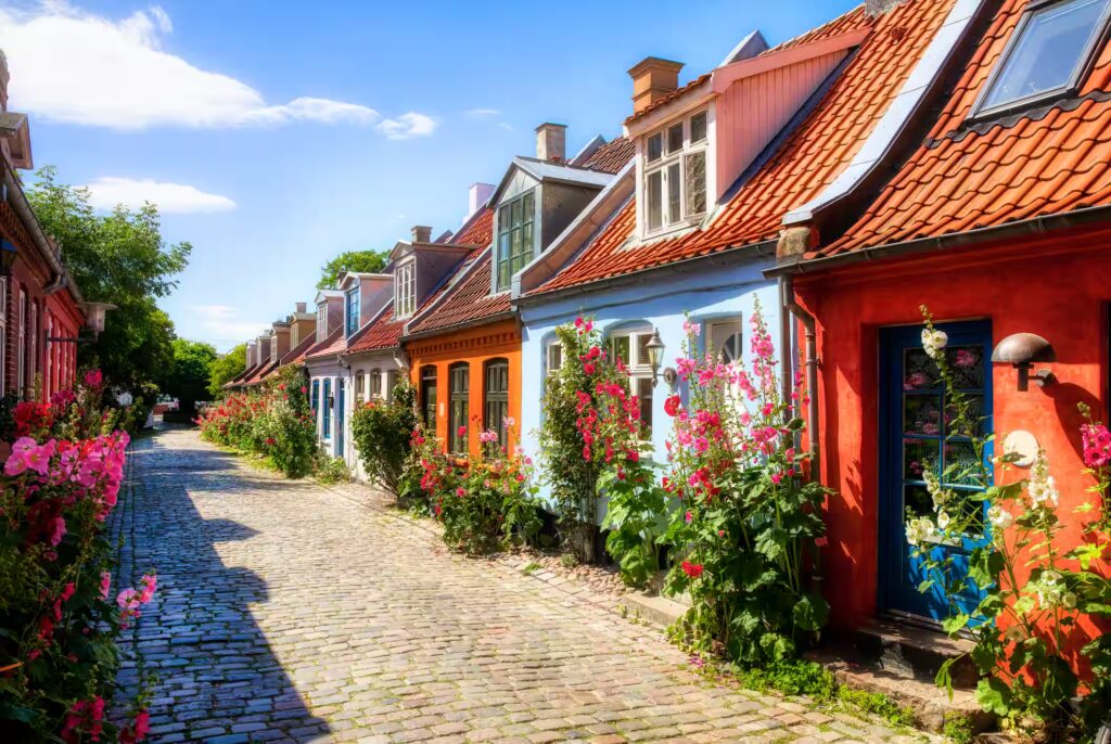 Ruelle pavée jolies maisons aux façades colorées, vieille ville d'Aalborg, Danemark