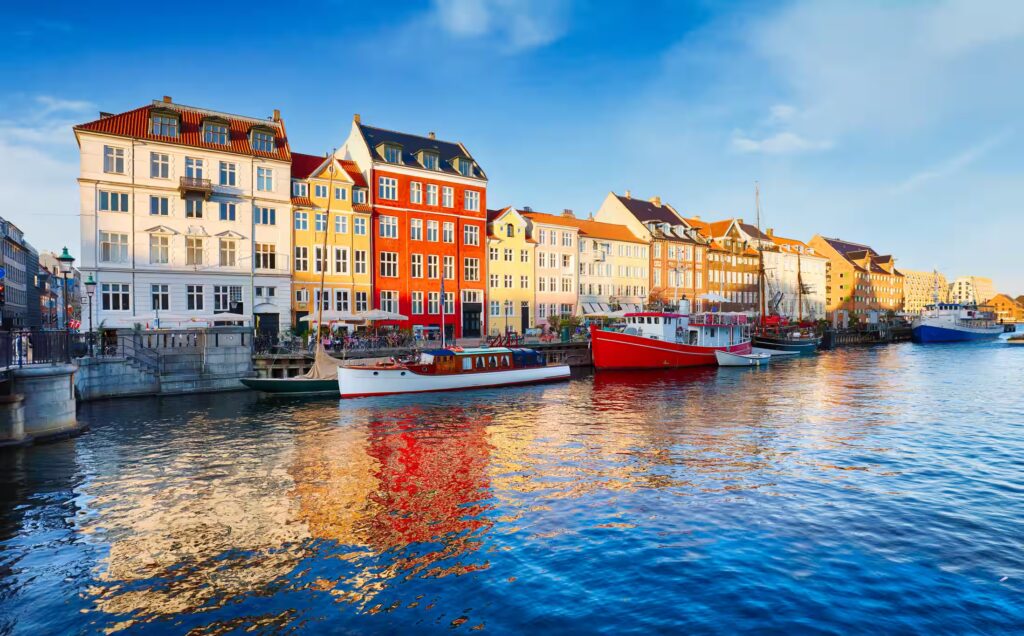 façades colorées bordant le quai avec des bateaux, quartier Nyhavn à Copenhague, Danemark