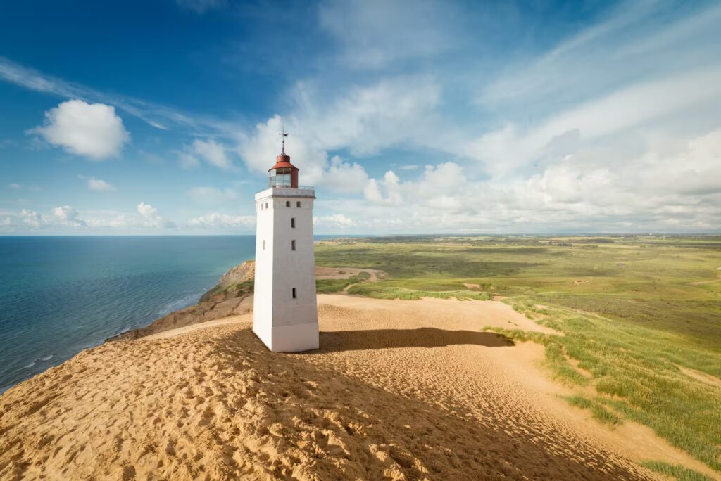 Phare dans les dunes en bord de mer, Rubjerg, Danemark