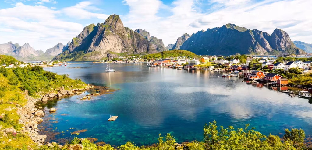 Paysage de montagne et îles avec petites cabanes colorées, Lofoten, Norvège