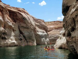 personnes faisant du kayak sur le lac powell, Colorado