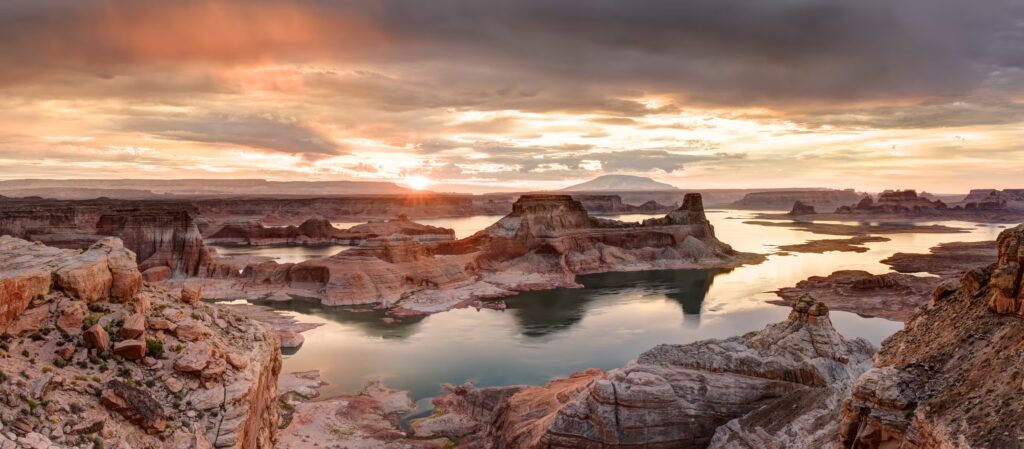 Vue panoramique du Lake Powell depuis Alstrom point dans le Glen Canyon National, Colorado