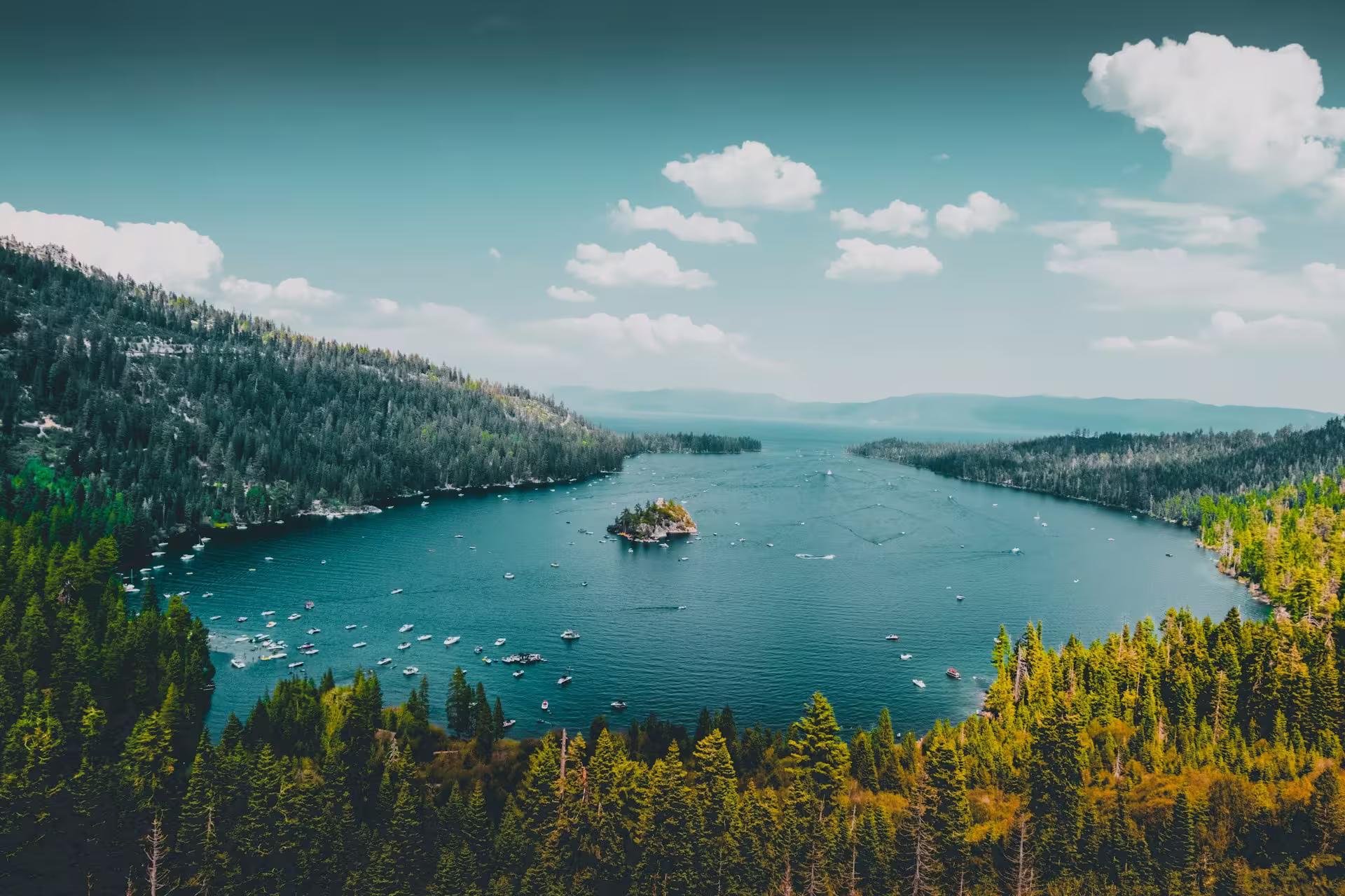 prise de vue en hauteur du Lake Tahoe entouré de sapins vert, Californie