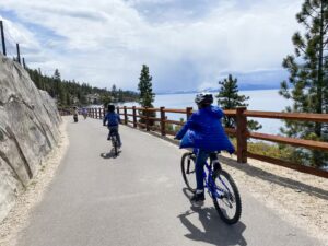 Belle balade à vélo autour du lac Tahoe, Californie