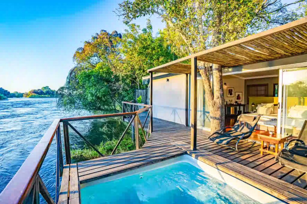 Piscine privée dans un lodge sur un fleuve en Namibie, Afrique