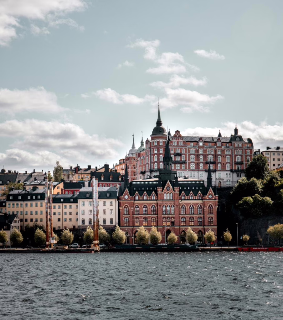 Photo de stockholm avec la rivière en premier plan et des bâtiments en second plan