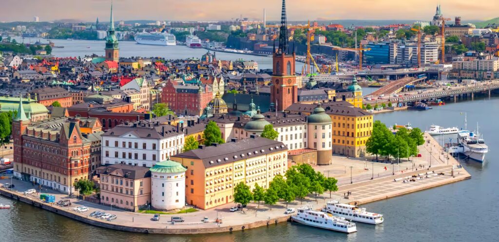 centre ville aux bâtiments colorés au bord de l'eau, avec bateaux à Stockholm, Suède
