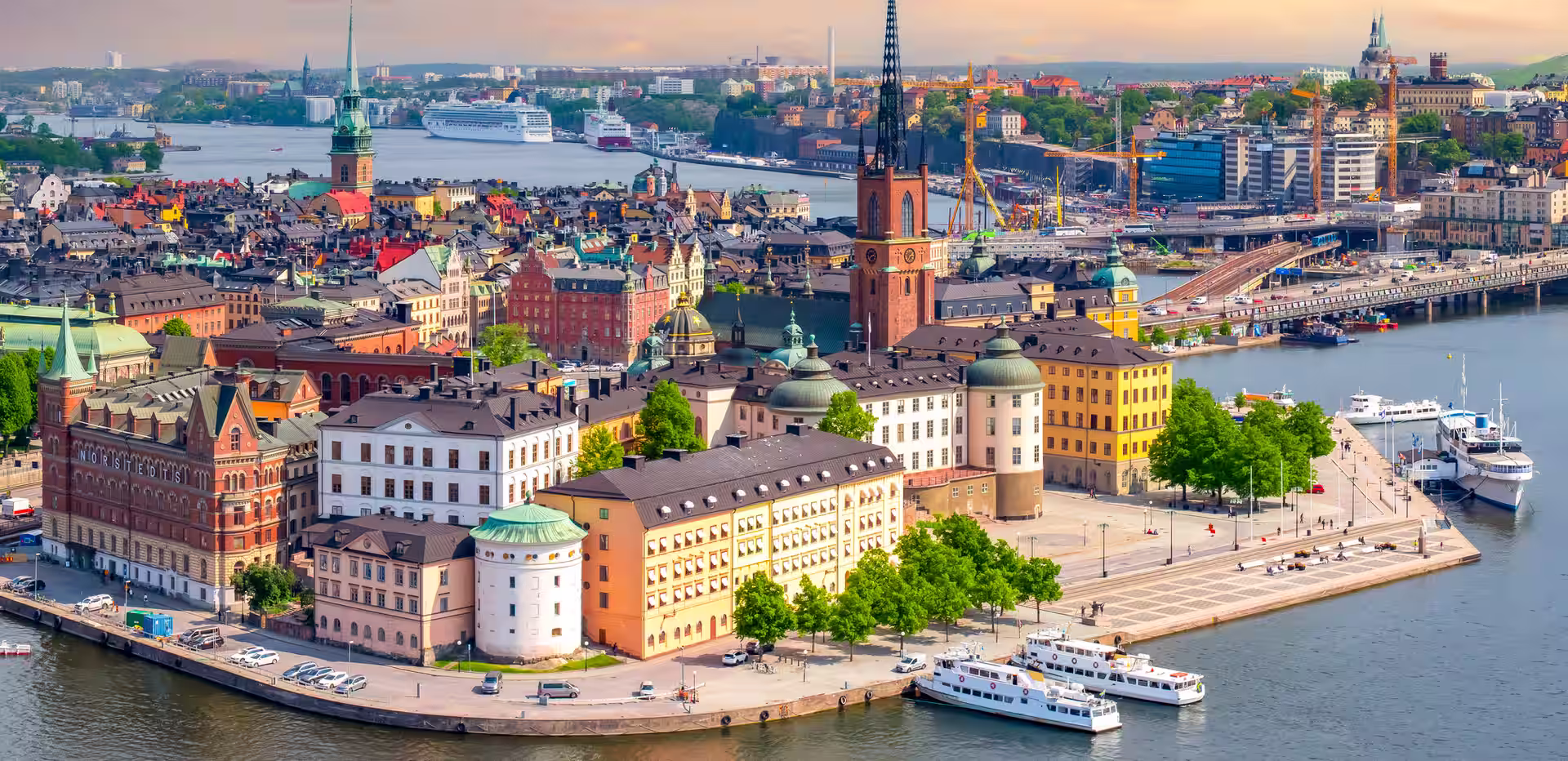 centre ville aux bâtiments colorés au bord de l'eau, avec bateaux à Stockholm, Suède