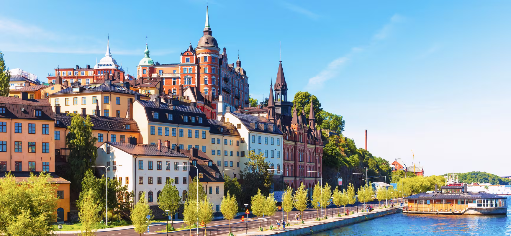 Bâtiments colorés et promenade au bord de l'eau, Strandvagen à Stockholm, Suède