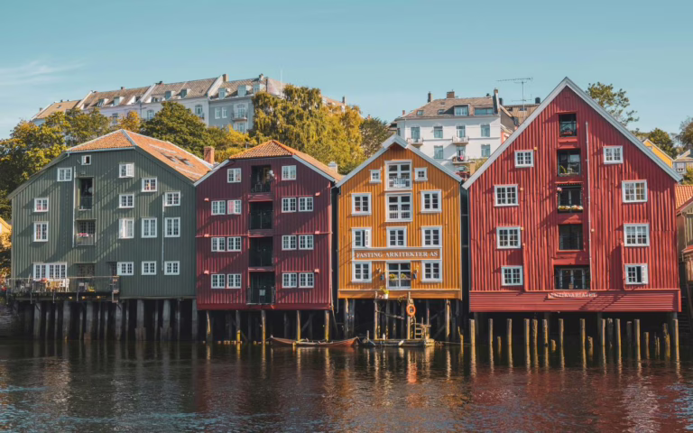 photo des maisons colorées sur pilotis iconique de la Norvège et de Trondheim