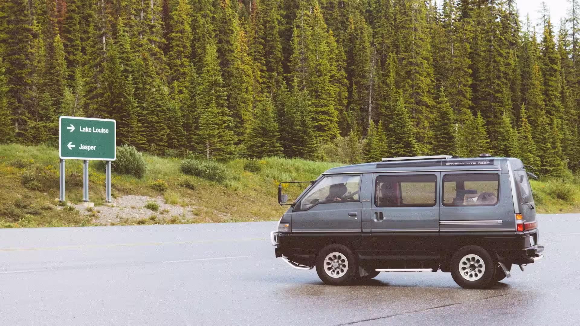 intersation de route bordée d'arbre avec un van, canada