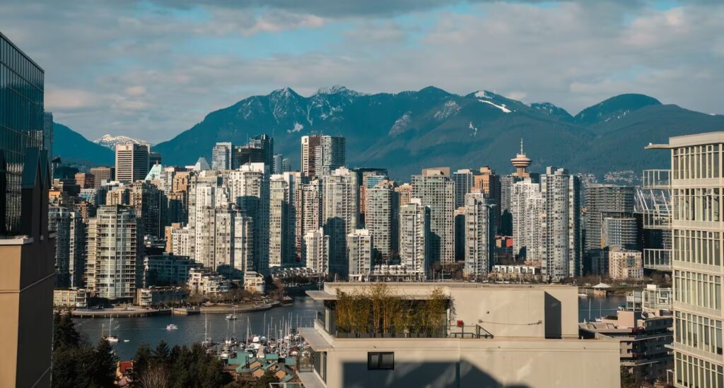 Montagnes enneigées, batiments d'habitations, port et verdure, canada