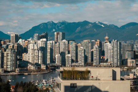 Montagnes enneigées, batiments d'habitations, port et verdure, canada