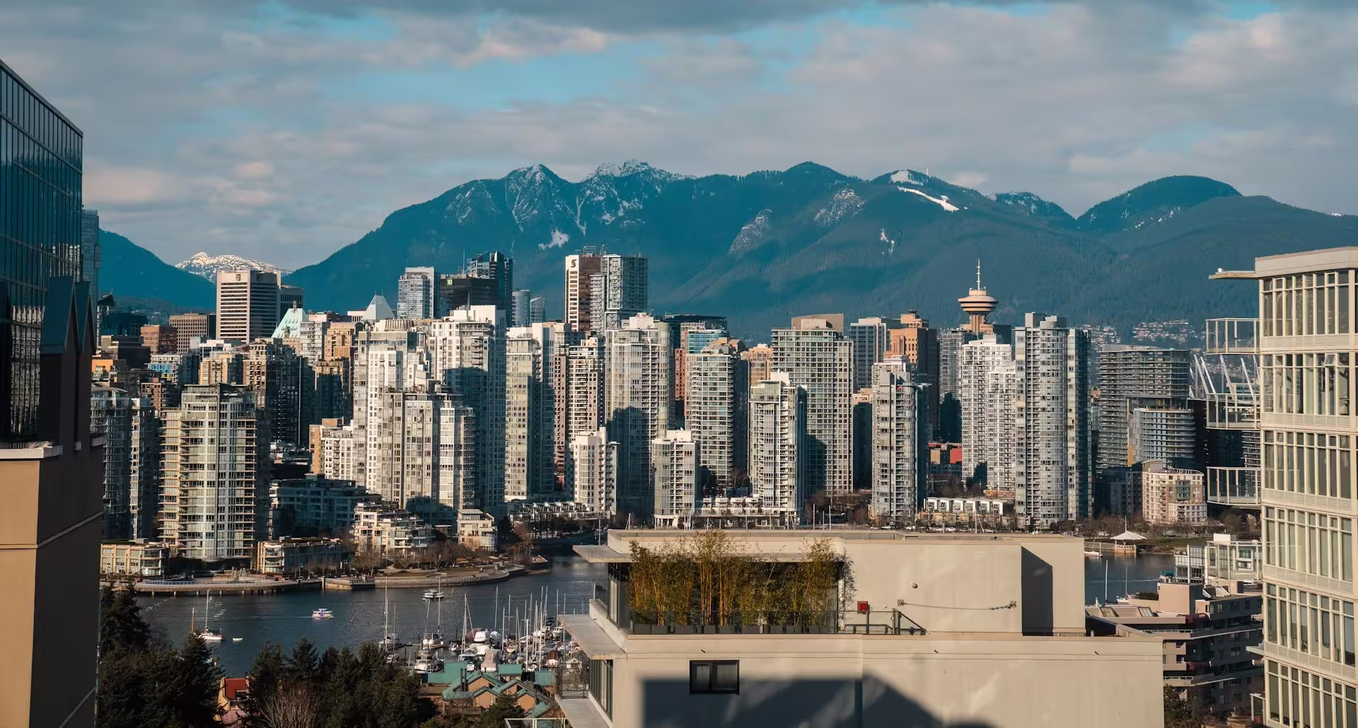 Montagnes enneigées, batiments d'habitations, port et verdure, canada
