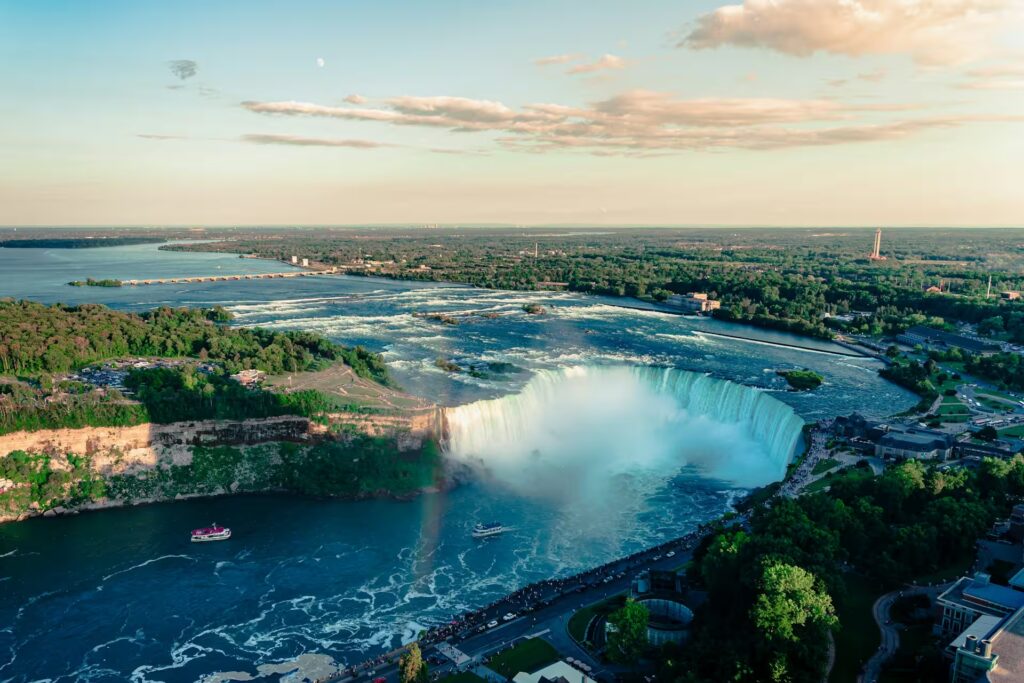 Chutes d'eau avec bateaux, fleuve et végétation, canada
