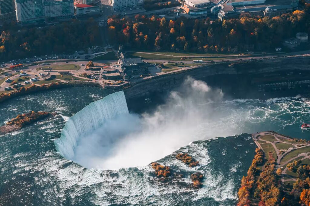 chutes d'eau, brume, végétation ocre, canada