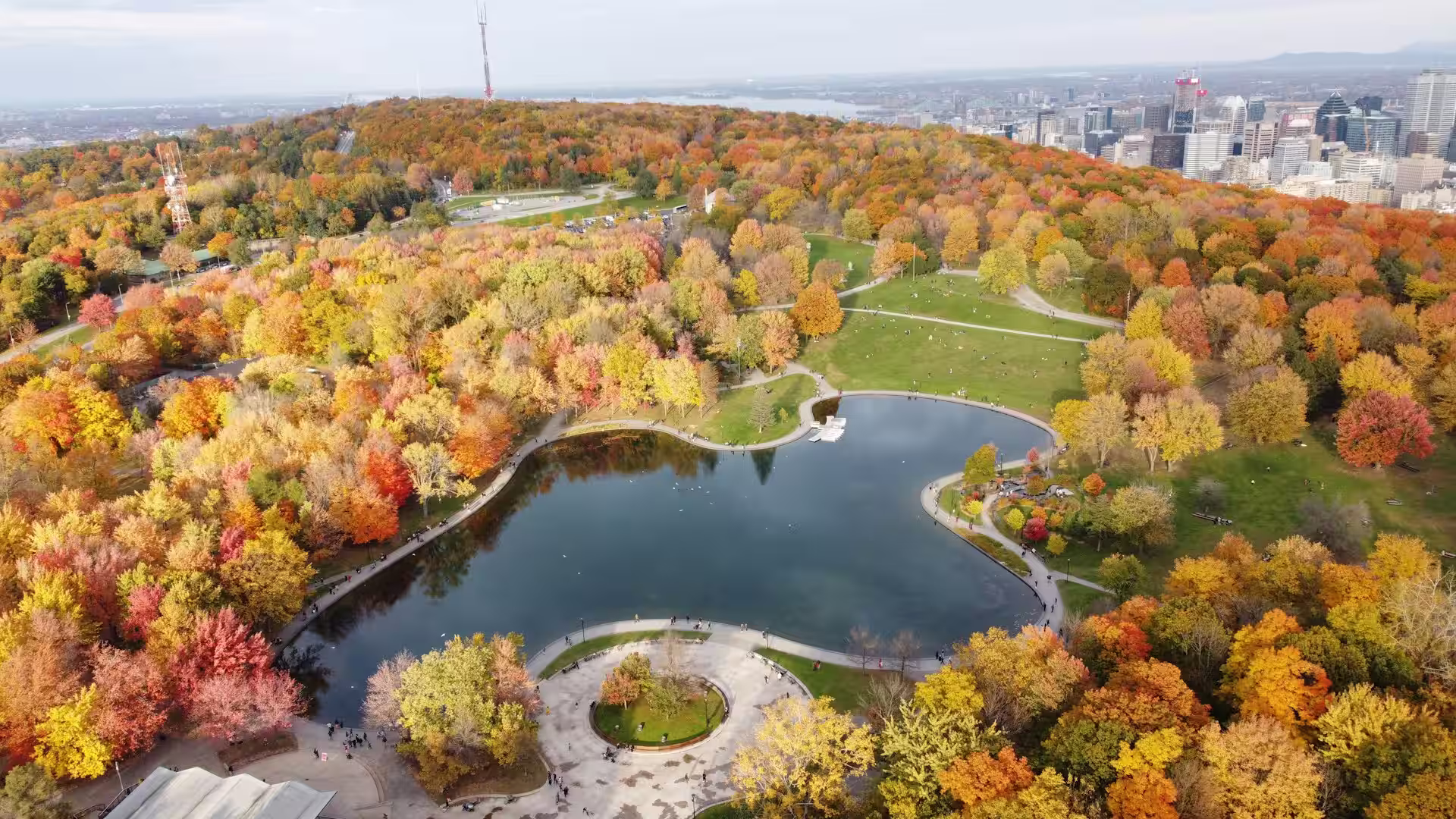 Lac entouré de chemins et d'arbres jaunes rouge orange, canada